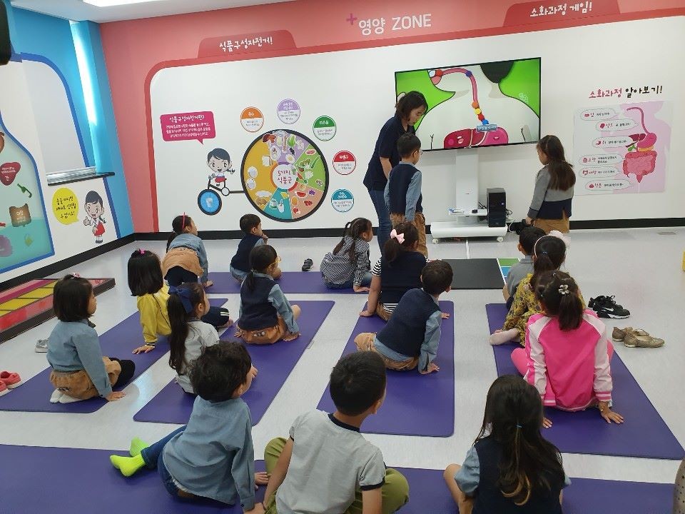 26일 아이사랑어린이집 아동들이 천안시 성정건강생활지원센터의 나랑이 건강체험관에서 테마별 교육을 받고 있다.(사진제공=천안시청)