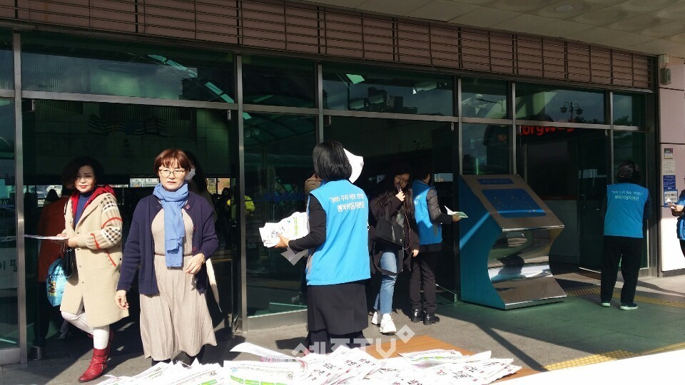 천안시 부성1동 행복키움지원단이 11일 두정역 인근에서 지역 주민을 대상으로 복지사각지대 발굴 홍보 캠페인을 펼쳤다. (사진제공=천안시청)