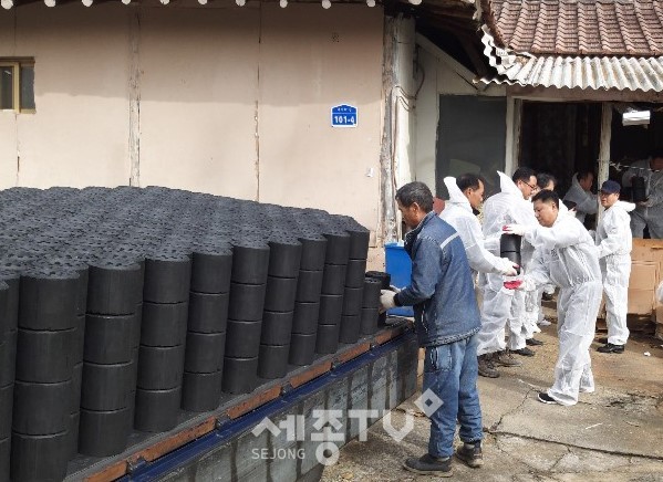 천안시 동면 희망로타리클럽 3620지구 회원들이 12일 지역 내 어려운 이웃에 사랑을 전달하는 ‘사랑의 연탄나눔 행사’를 진행하고 기념사진을 찍고 있다.(사진제공=천안시청)