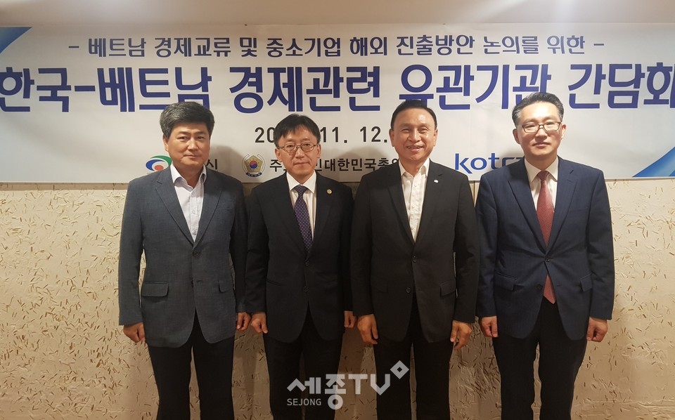 구본영 천안시장(左세번째)을 단장으로 한 천안시 대표단이 11일부터 13일까지 2박 3일 일정으로 시장개척 및 경제협력을 위해 베트남을 방문 중인 가운데 12일 호치민에서 열린 한국-베트남 경제관련 유관기관 간담회에 참석했다.(사진제공=천안시청)