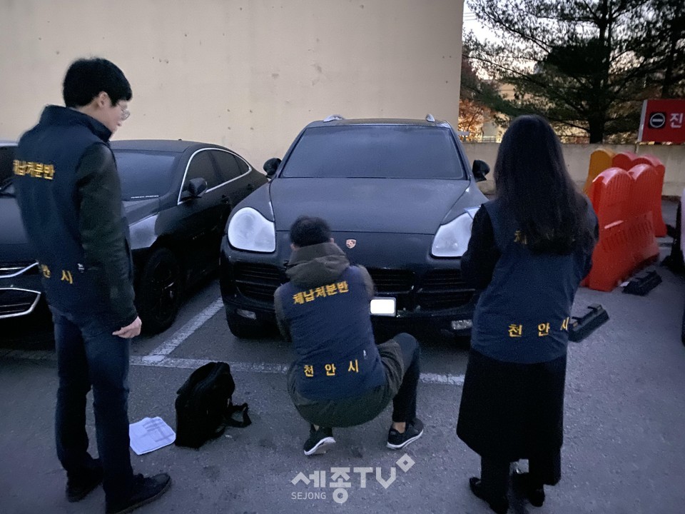 천안시는 지난 12일 시 전역에 걸쳐 체납차량 합동 번호판 영치 활동을 펼쳤다.(사진제공=천안시청)
