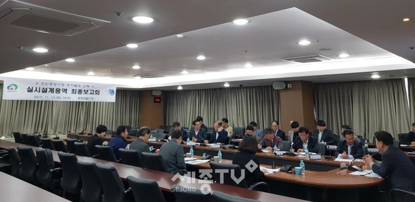 12일 천안시가 오전 시청 중회의실에서 구만섭 부시장을 비롯한 사업 관계자들이 참석한 가운데 천안중앙시장 주차빌딩 설계용역 최종보고회를 진행하고 있다.(사진제공=천안시청)