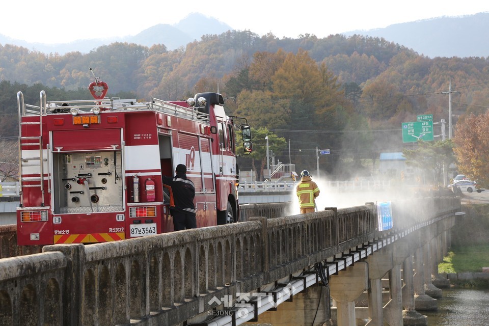 금산군은 15일 황풍교 일대에서 대규모 수질오염 대비 방제훈련을 실시했다.(사진제공=금산군청)