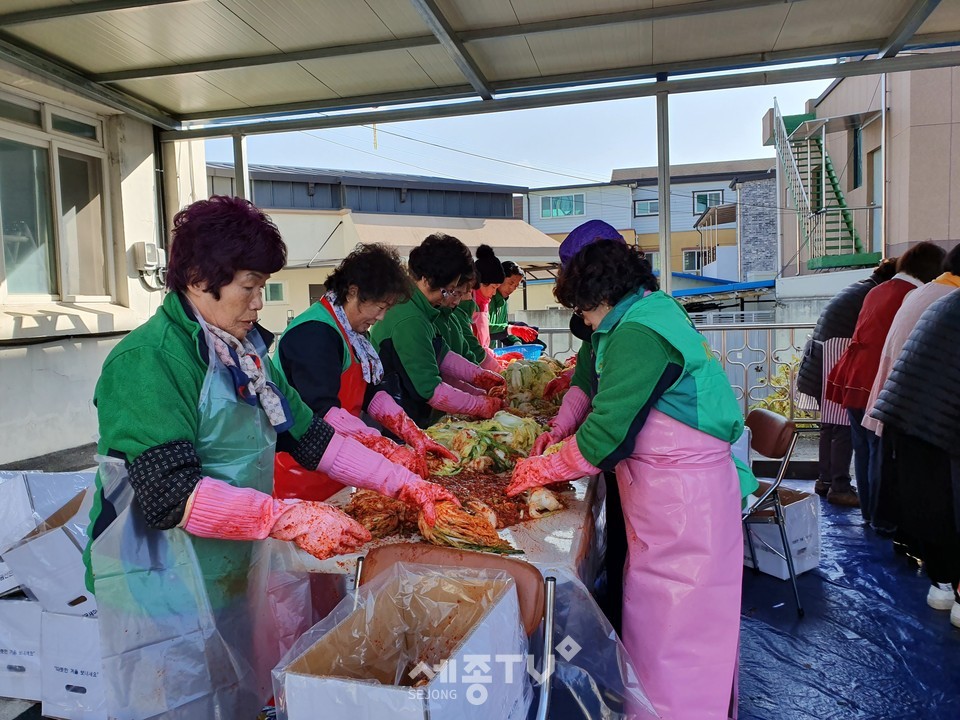 15일 새마을회 회원들이 금산읍사무소에서 어려운 이웃에게 나눠주기 위한 김장을 하고 있다.(사진제공=금산군청)