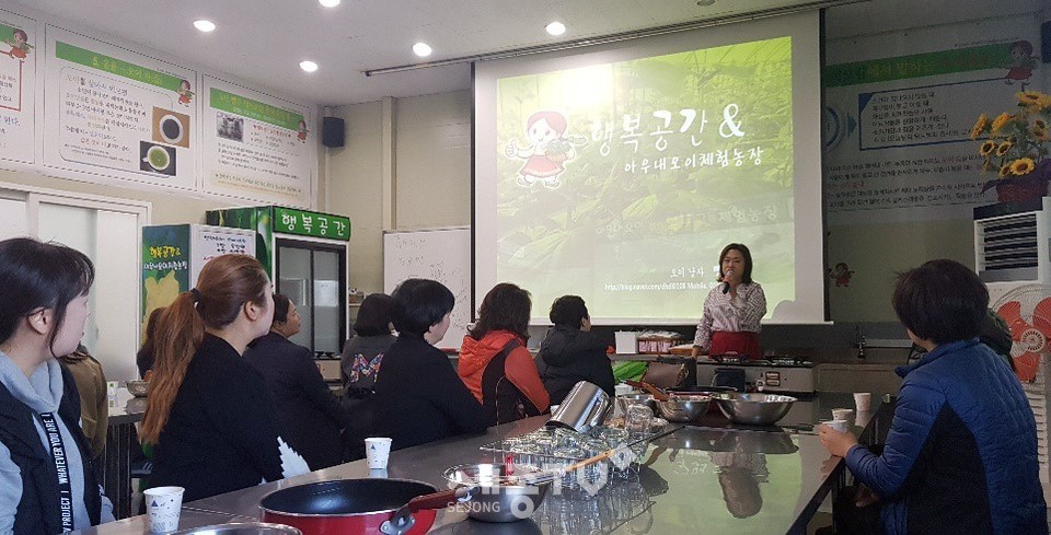 천안시가 지난 14일 학부모 건강먹거리 지킴이단 대상 현장체험을 실시해 학부모들이 오이농장 체험을 하고 있다.(사진제공=천안시청)