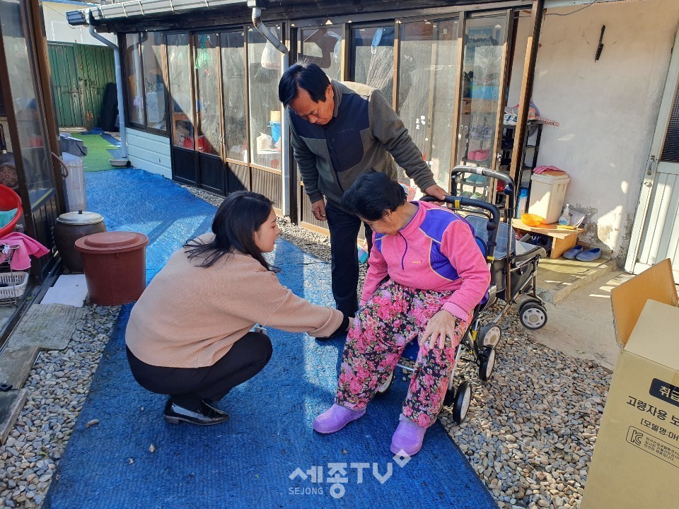 21일 거동이 불편한 어르신에게 보행보조차를 전달하고 있다.(사진제공=금산군청)