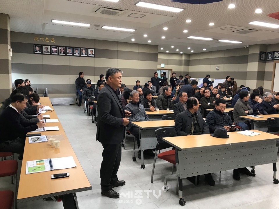 천안시와 천안테크노파크 주식회사가 지난 21일 오후 직산읍 행정복지센터에서 천안테크노파트 일반산업단지 조성사업 관련 주민 의견 청취 및 합동설명회를 진행하고 있는 모습.(사진제공=천안시청)