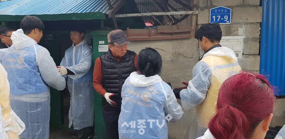 천안 아우내로타리클럽이 지난 24일 병천면 관내 취약계층 2가구에 연탄 1000장 나눔 봉사활동을 하고 있다.(사진제공=천안시청)