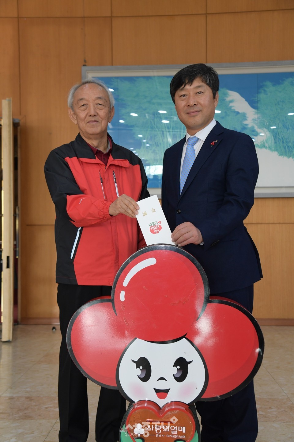 논산시, 희망2020나눔캠페인 순회모금 행사 개최(왼쪽 이관형 충남사회복지공동모금회 회장)사진제공=논산시청