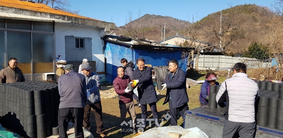 금산군전기협의회는 지난 6일 추부면 일원에서 연탄나누기 봉사를 진행했다.(사진제공=금산군청)