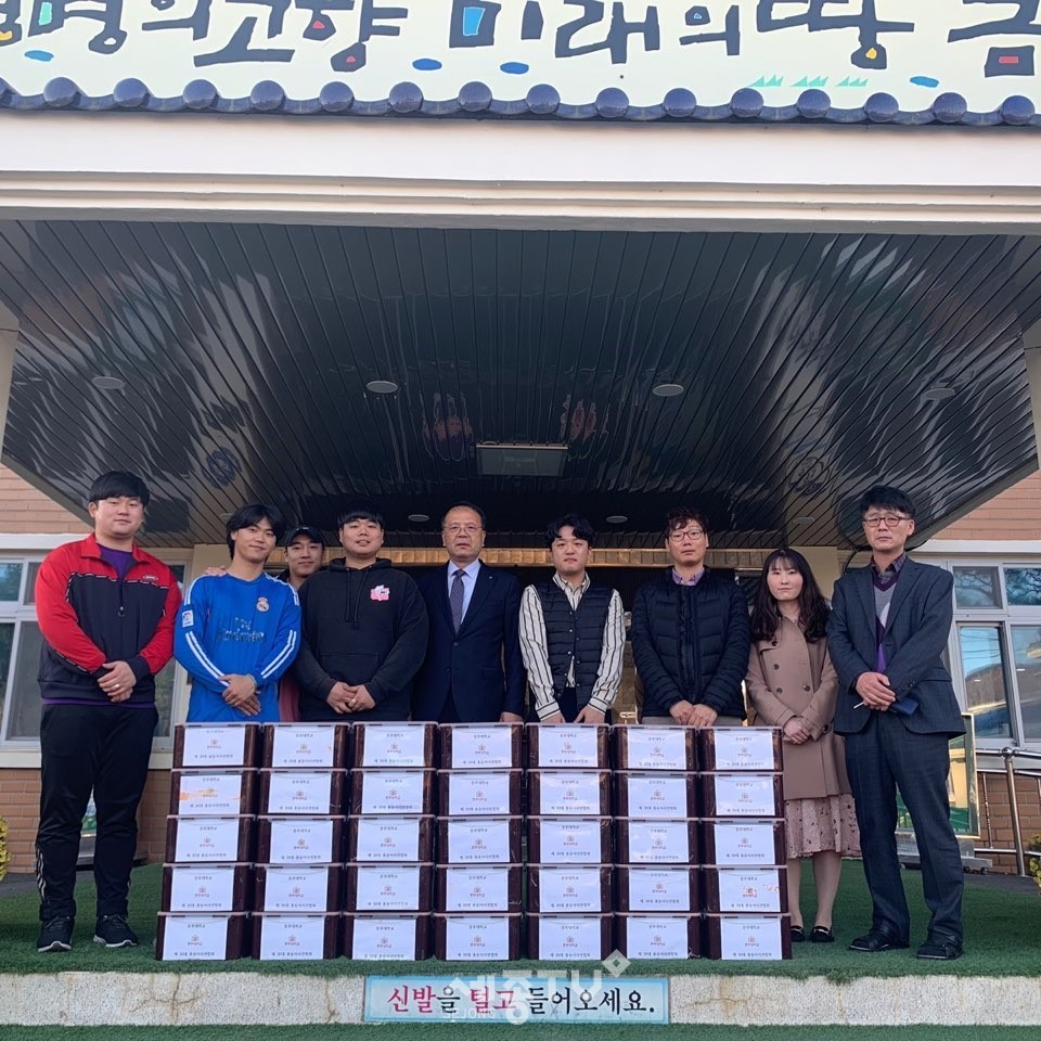 중부대학교 사회봉사단은 지난 6일 추부면사무소에 김치를 기탁하고 마전리 경로당에서 경로잔치를 열었다.(사진제공=금산군청)