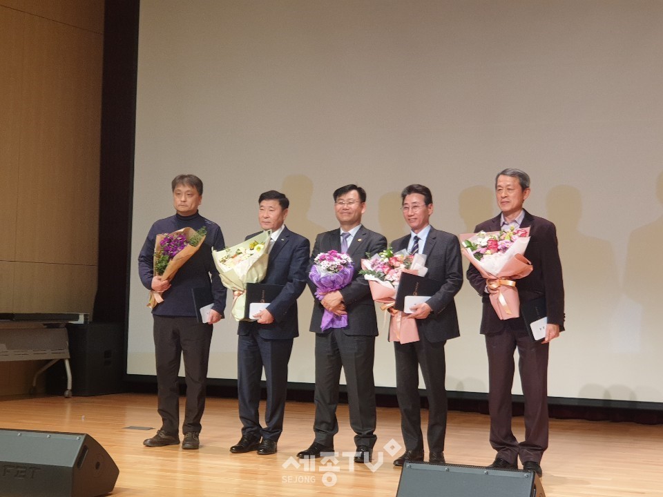 천안시농업기술센터가 농촌진흥청 주관 2019년 한국전문지도연구회 평가에서 우수기관에 선정돼 강성수 소장(왼쪽 두 번째)이 단체사진을 찍고 있다.(사진제공=천안시청)