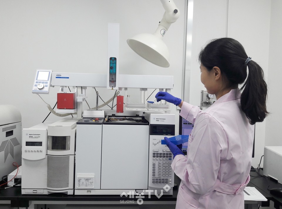 수질분석 모습.(사진제공=천안시청)