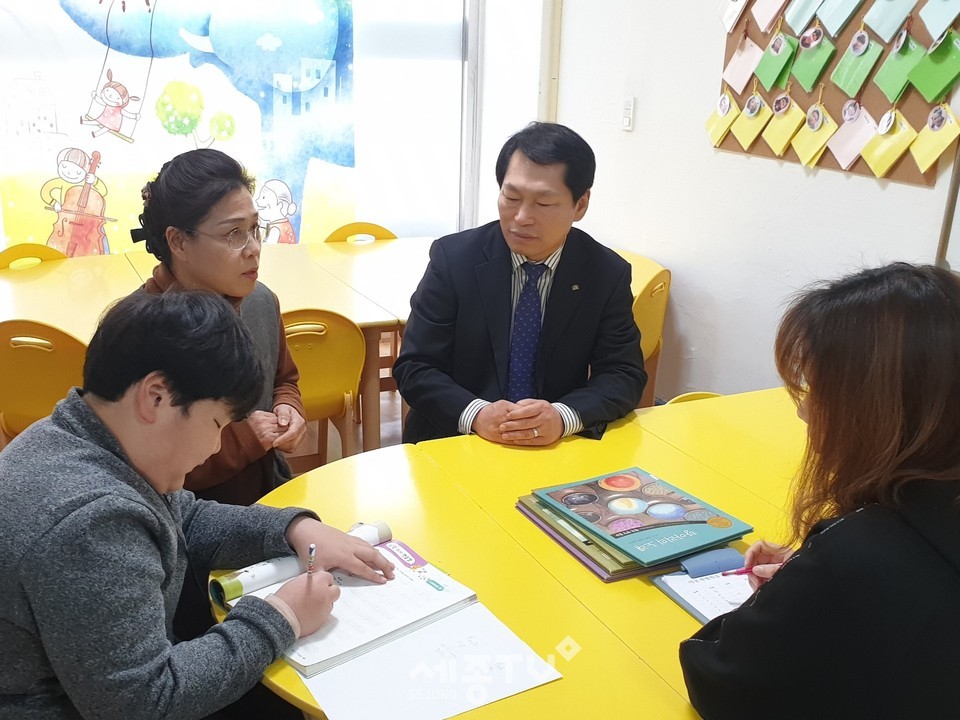 박상원 천안시 서북구청장이 지난 17일 성환읍에 위치한 마루지역아동센터에 방문해 아동과 종사자들을 격려하고 있다.(사진제공=천안시청)