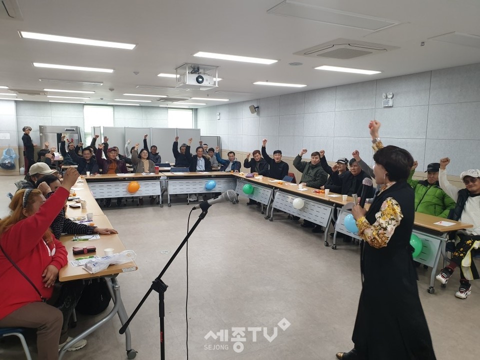 천안시중독관리통합지원센터가 20일 ‘눈이 펑펑, 행복이 펀펀(funfun)’2019 송년회 행사를 진행하고 있는 모습.(사진제공=천안시청)