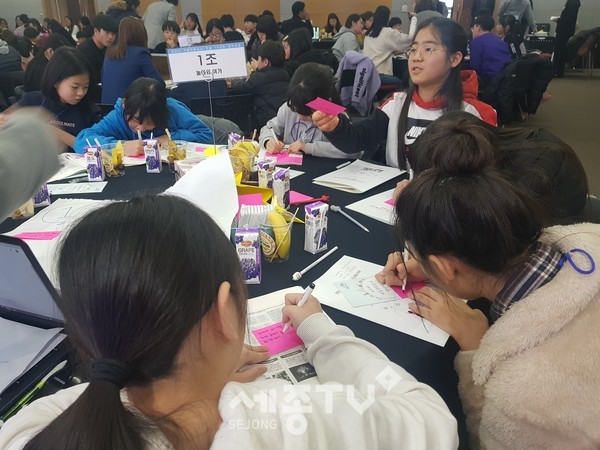 천안시가 아동친화도시 조성을 위해 시민들의 의견을 수렴하는 ‘100인 원탁토론회’를 지난 21일 시청 대회의실에서 진행해 포토존에서 아이들이 사진을 찍고 있다.(사진제공=천안시청)