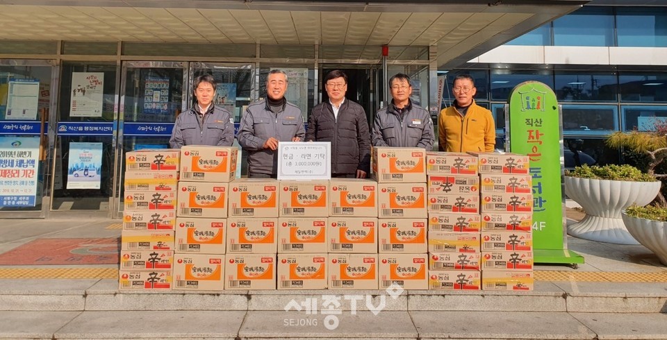 제일윈텍이 지난 23일 직산읍 행정복지센터에 방문해 저소득층 지원을 위해 사용해 달라며 현금 200만원과 라면 등 100만원 상당의 후원물품을 기탁했다.(사진제공=천안시청)