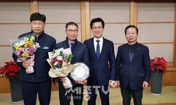 대전시, 시내버스 친절왕 표창수여식.(사진 왼쪽에서 두번째 이원행 씨)사진제공=대전시청