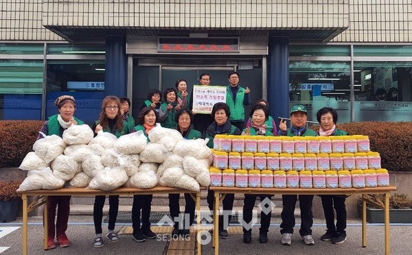 천안시 부성1동 새마을지도자협의회와 새마을부녀회가 지난 24일 행정복지센터에서 사랑의 떡국 나누기 행사를 가졌다.(사진제공=천안시청)