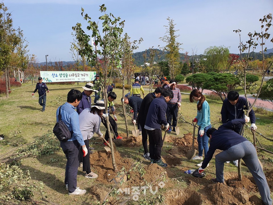 산소생성숲 나무심기 모습.(사진제공=천안시청)