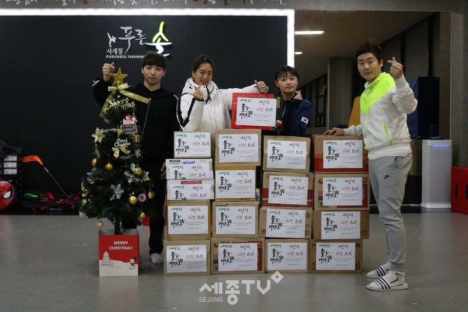 불당사계절푸른솔태권도장 방민협 관장 및 수련생 일동이 지난 27일 소외된 이웃을 위해 전달해달라며 라면 18박스를 불당동 행정복지센터에 기부했다.(사진제공=천안시청)