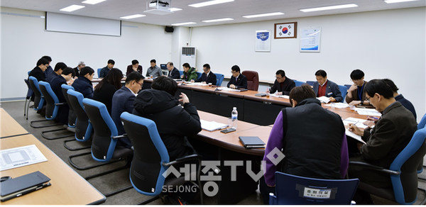 천안시시설관리공단이 지난 27일 공단 중회의실에서 ‘2020년 주요업무실천계획 보고회’를 진행하고 있다.(사진제공=천안시청)