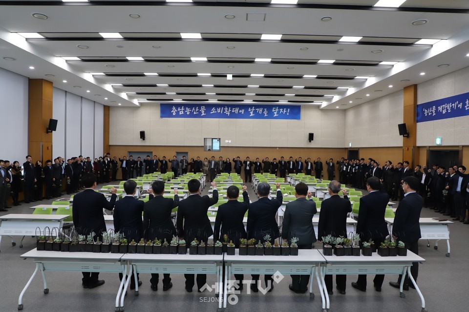 신년인사 직원간 다육이식물 화분 나눔 행사을 실시했다. (사진제공=농협중앙회 충남본부)