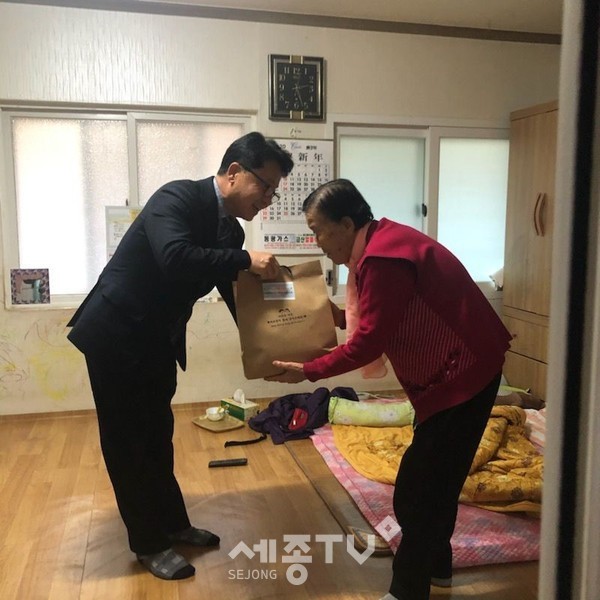 박상규 제원면장(왼쪽)이 방한물품을 전달하고 있다.(사진제공=금산군청)