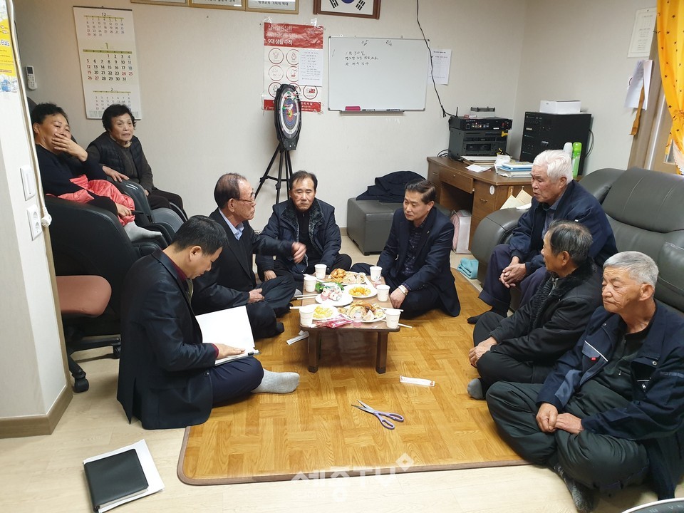 서병훈 천안시 부성1동장이 지난 16일부터 4일간 관내 23개소 경로당에 방문해 새해 인사와 함께 경로당 운영에 대한 애로사항 및 지역현안 등을 들으며 소통하는 시간을 가졌다. (사진제공=천안시청)