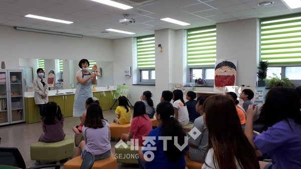 천안시 동남구보건소가 찾아가는 구강건강관리 사업을 진행하고 있는 모습. (사진제공=천안시청)