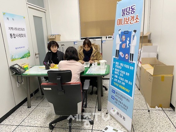 간호직 전문인력 및 행복키움지원단원이 21일 민원인을 대상으로 혈압·혈당을 측정하며 미니보건소를 운영하고 있다. (사진제공=천안시청)