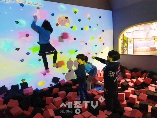 천안시 부성1동 행복키움지원단이 관내 거주 소외계층 청소년들을 대상으로 스케이트장, 실내종합놀이터 등에서 정서적 활동 지원 프로그램을 진행했다.(사진제공=천안시청)