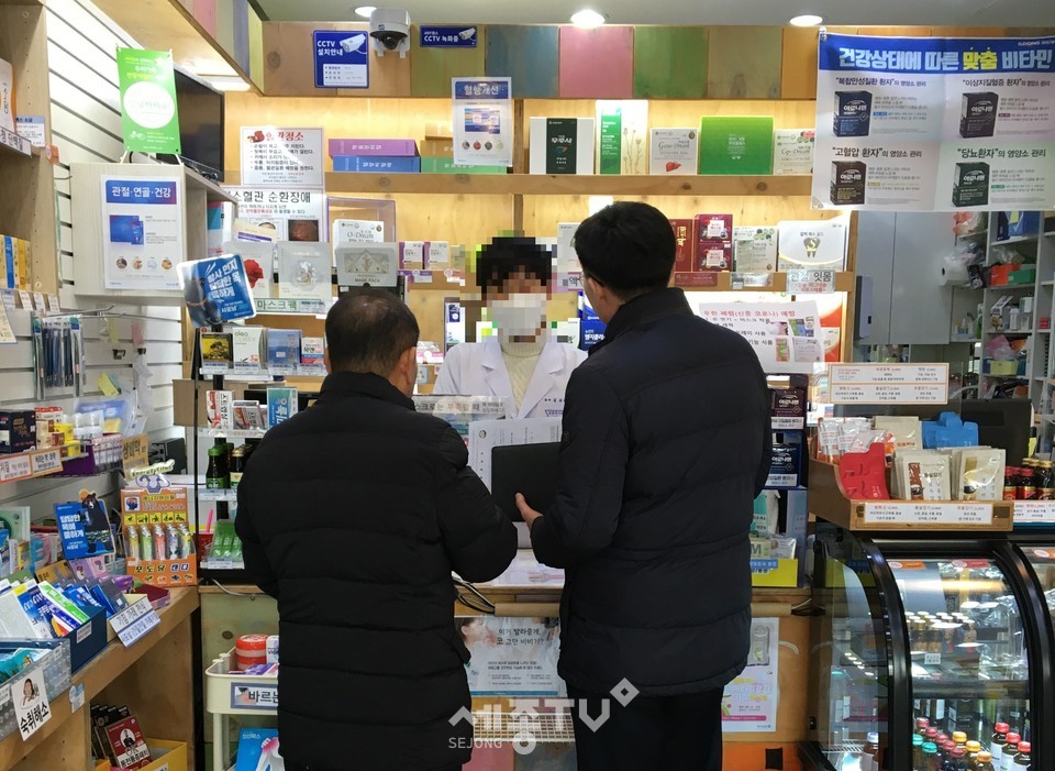 천안시가 지난 3일부터 ‘신종 코로나바이러스 감염증’으로 인한 보건용 마스크, 손 소독제 등 불공정거래 행위 현장 점검을 하고 있다. (사진제공=천안시청)