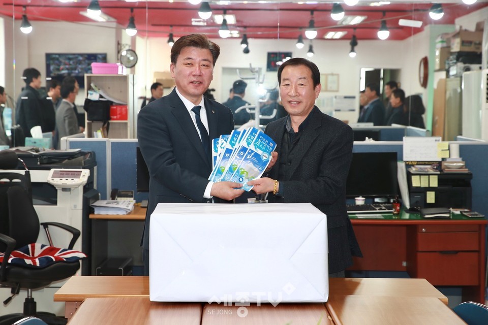 14일 구만섭 천안시장 권한대행이 코로나19로 어려움을 겪고 있는 전통시장 상인회에 마스크 및 손소독제 등 방역물품을 전달하고 있다. (사진제공=천안시청)