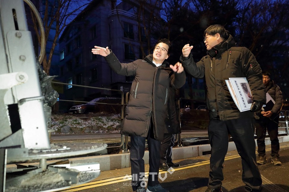 허태정 시장, 새벽 주요 도로 제설상황 현장지휘. (사진제공=대전시청)