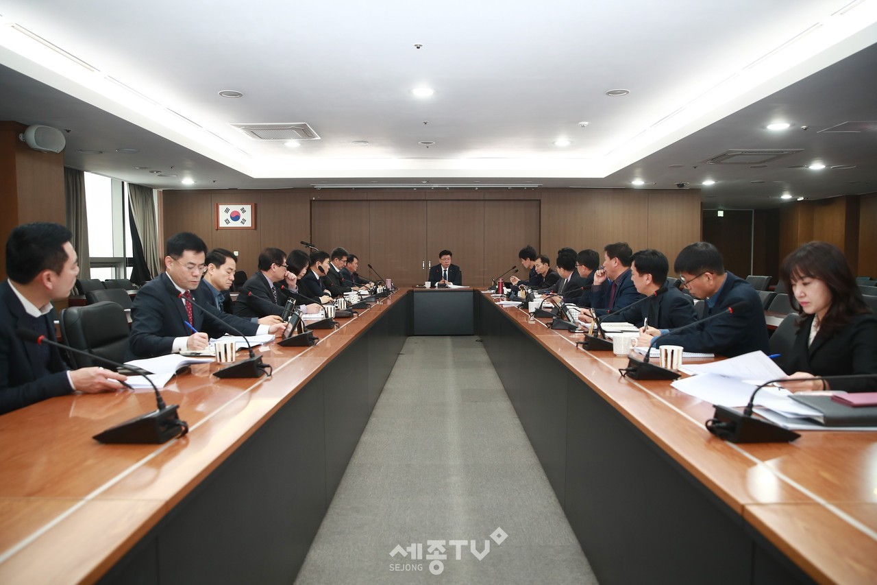 17일 천안시가 코로나19 대응 관련 지역경제 활성화 종합대책을 발표한 가운데 구만섭 천안시장 권한대행이 시청 중회의실에서 열린 간부회의에서 간부들에게 지역경제 살리기에 적극 나서달라고 당부하고 있다. (사진제공=천안시청)