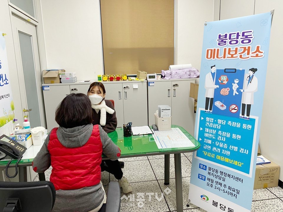 간호직 전문인력 및 행복키움지원단원이 17일 민원인을 대상으로 혈압·혈당을 측정하는 등 미니보건소를 운영하고 있다. (사진제공=천안시청)