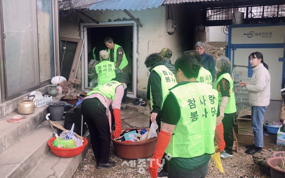 참사랑봉사단이 지난 14일 동면의 어려운 이웃을 위한 주거환경개선 봉사활동을 진행했다. (사진제공=천안시청)