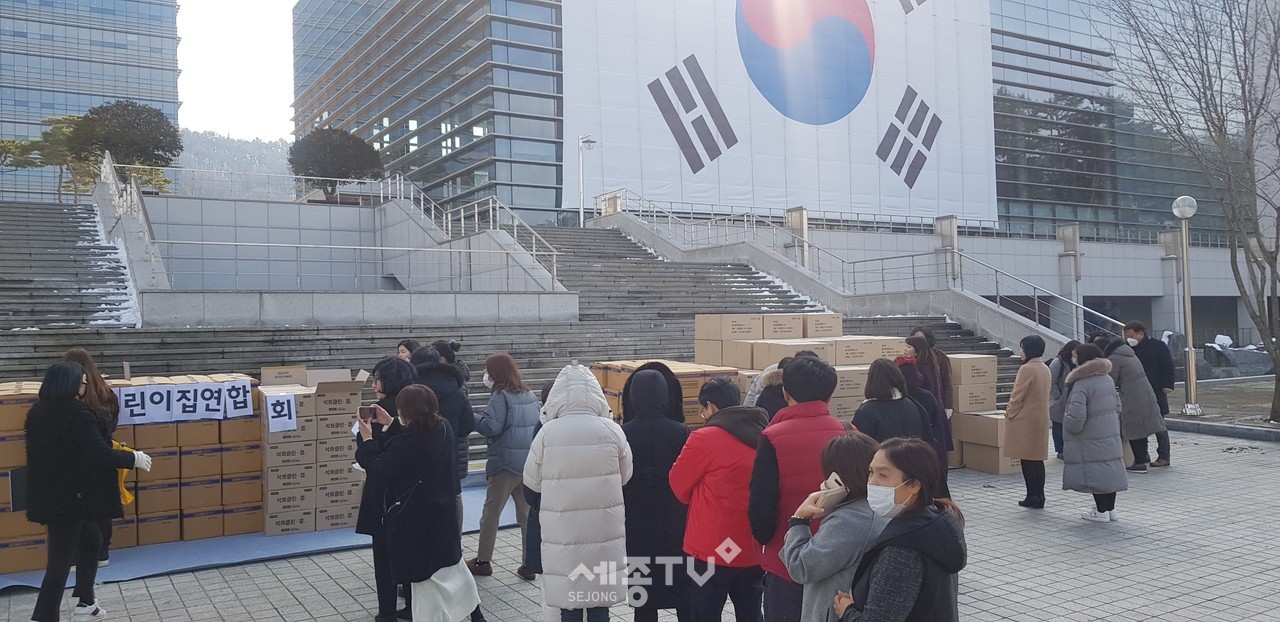 천안시가 지난 18일 시청 봉서홀 앞 주차장에서 어린이집 660개소를 대상으로 코로나19 예방을 위해 손소독제, 살균제, 마스크 등 감염 예방물품을 배부하고 있다. (사진제공=천안시청)