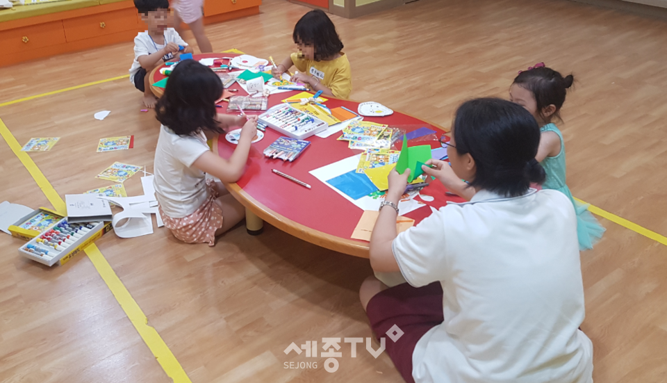 영어 동화 읽기 놀이 프로그램 운영 모습. (사진제공=천안시청)