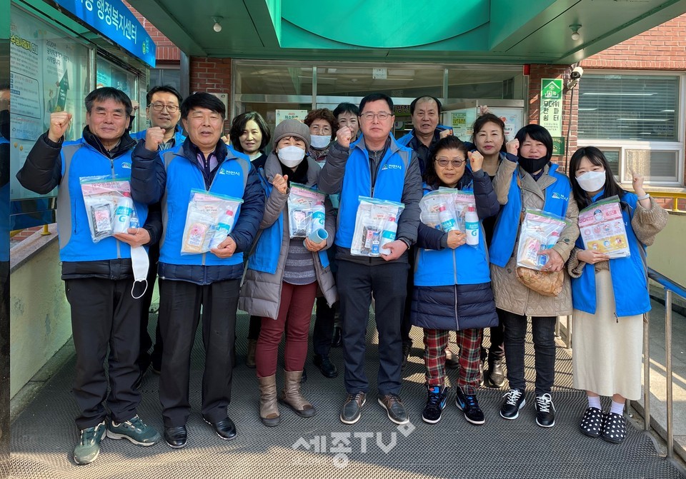천안시 성정1동 행복키움지원단이 20일 저소득 노인 80가구를 대상으로 코로나19 감염예방키트를 전달했다.(사진제공=천안시청)