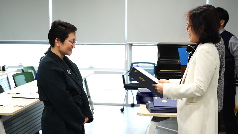 세종시교육청 박영신 교육협력과장(사진 오른쪽)이 세종마을교사들에게 위촉장을 수여하고 있다. (사진제공=세종시교육청)