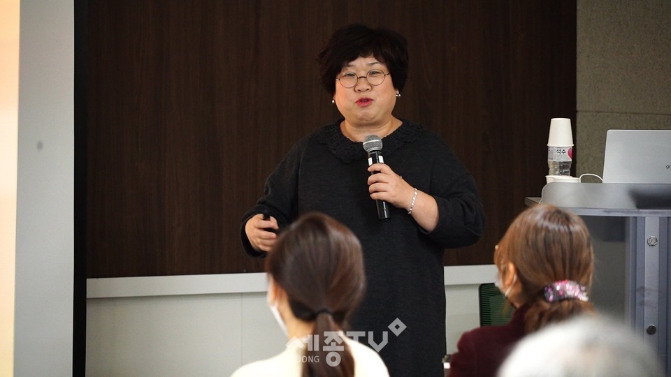 한국양성평등교육진흥원 장순화 강사가 세종마을교사들을 대상으로 ‘성폭력 및 아동학대 예방교육’을 실시하고 있다. (사진제공=세종시교육청)
