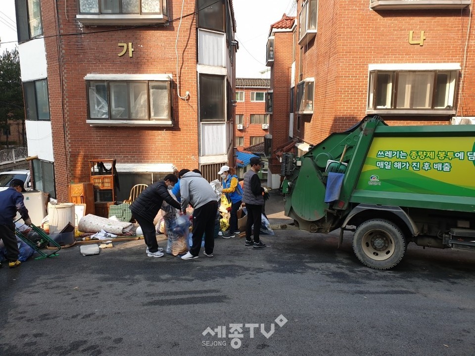 천안시 일봉동 행복키움지원단이 20일 복지사각지대 발굴 홀로 사는 노인을 위한 청소서비스를 제공하고 있다. (사진제공=천안시청)