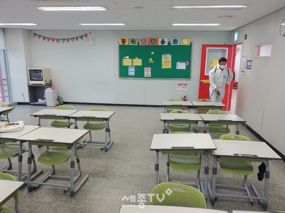 천안시청소년수련관이 코로나19 예방을 위해 시설 내부를 방역·소독하고 있다.(사진제공=천안시청)