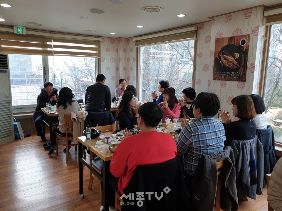 천안시가 지난 18일과 21일 이틀에 걸쳐 2개 구청 체납징수 실무자 30여명이 참석한 가운데 오찬 간담회를 진행하고 있다. (사진제공=천안시청)