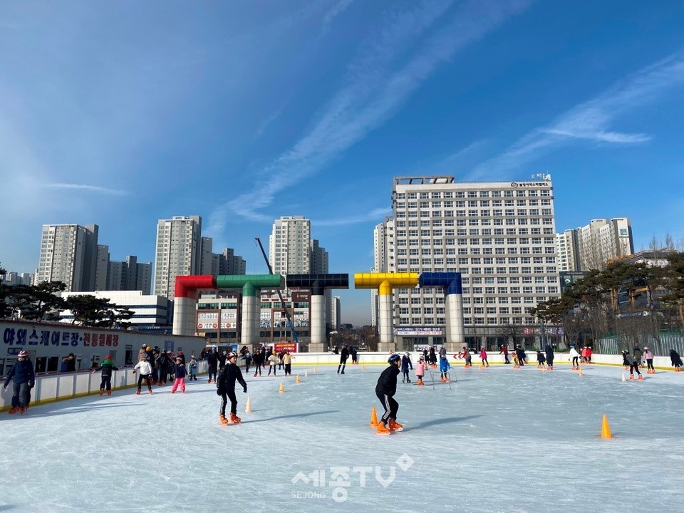 천안시시설관리공단이 운영한 천안 무료 야외스케이트장. (사진제공=천안시청)