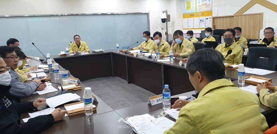 공주시 ,코로나19 유관기관 대책회의 모습. (사진제공=공주시청)