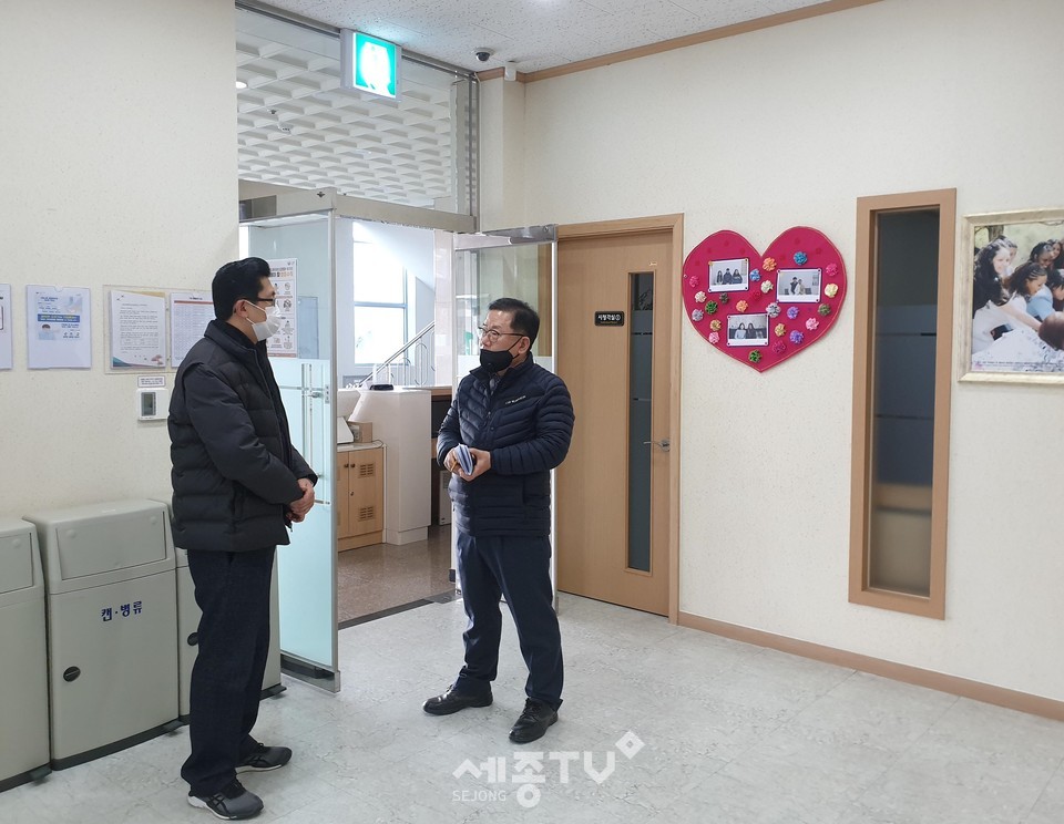 천안시 직산읍이 최근 급속도로 확산되고 있는 코로나19에 대응하기 위해 관내 100인 이상 신도가 있는 대형 종교시설을 순회하며 감염병 대비 예방수칙을 전달하고 있다. (사진제공=천안시청)