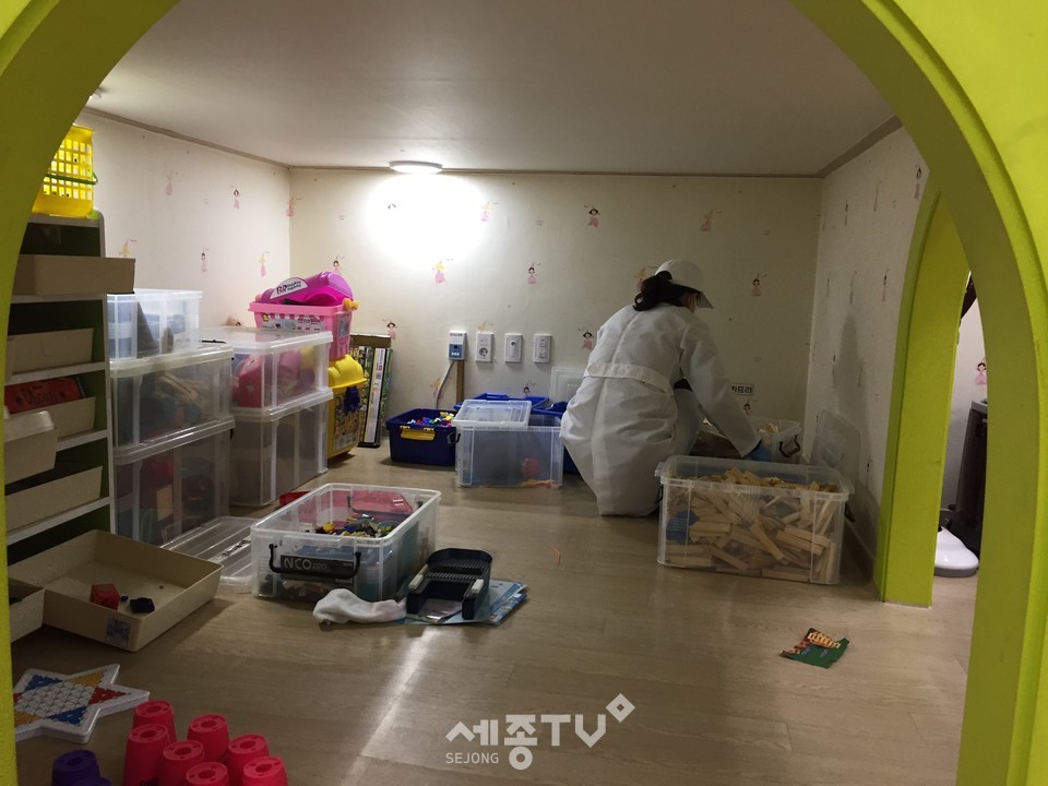 세종시 관내 한 초등학교의 돌봄교실에서 ‘긴급돌봄’에 대비해 교구 소독을 진행하는 장면. (사진제공=세종시교육청)